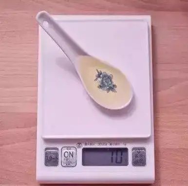 满满的一勺油就是10克,大家这下心里有底了吧?