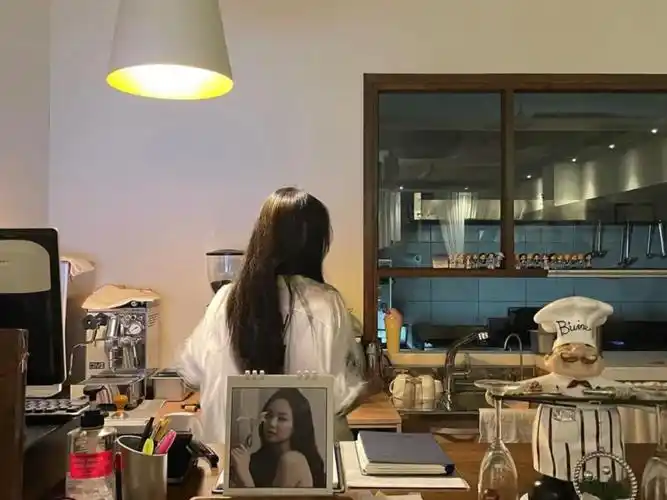 智秀姐姐ins最新更新里的背影是jisoo吗