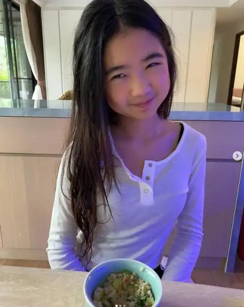 曹格的妻子吴速玲于十月十一日在自己的社交网站上晒出一张自己的小