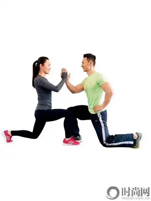 做动作时注意腰腹收紧,背部用力把身体拉起来.