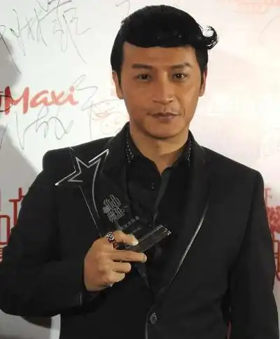 51岁陈志朋太掉价为网红戴头纱撒玫瑰