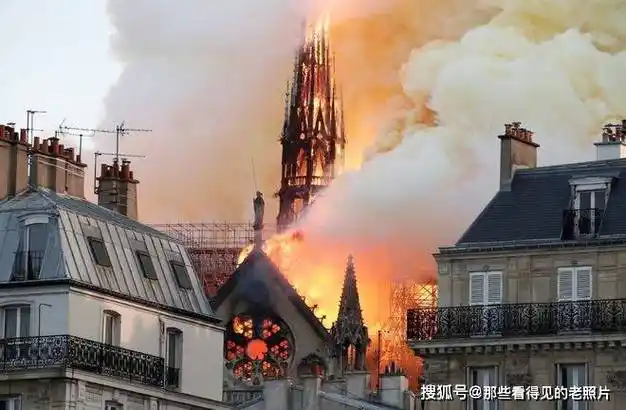 令人难以置信的巴黎圣母院大火 整个人类文明的悲剧_塔楼_法国_建筑