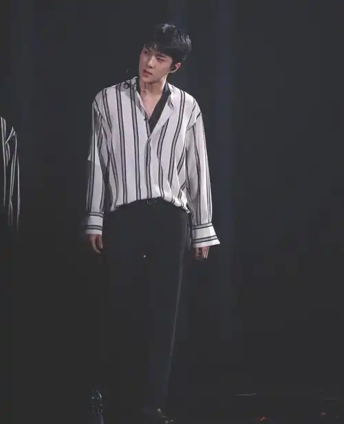 可以称吴世勋为"衬衫王子"了,不同衬衫穿得时髦帅气,这颜值谁看了不爱