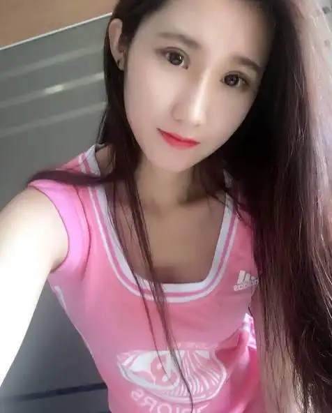 赵睿皮了!女记者探营竟狠心送大帽,胡明轩偷笑,网友这样调侃