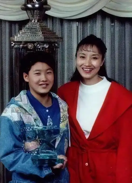 丈夫身家百亿,跳水皇后伏明霞,五年生三子被嘲"生子机器"