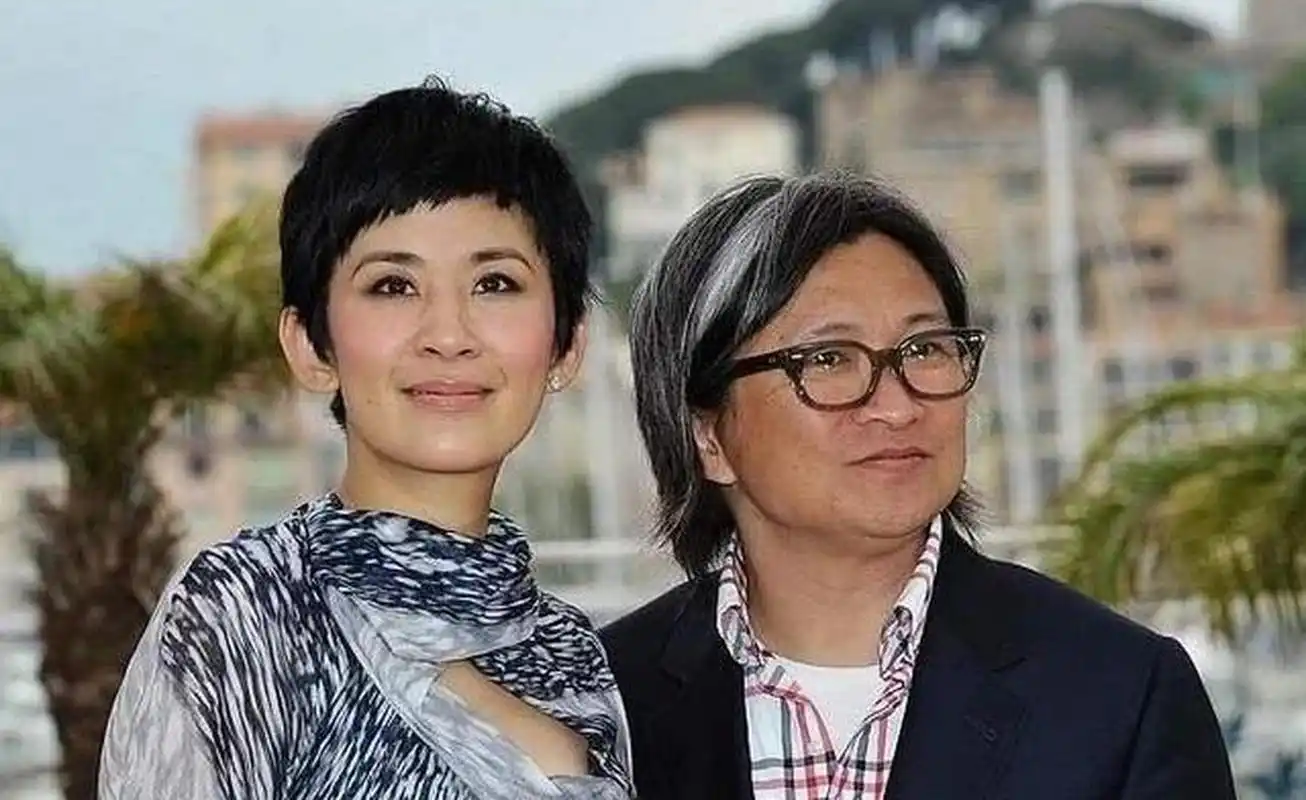 当年,吴君如还在和杜德伟拍拖,有一次她要来内地参加商演,没想到第二