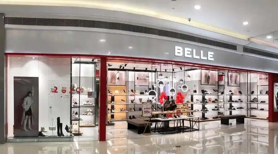 百丽期待我们穿着新鞋子和喜欢的人一起走在阳光下