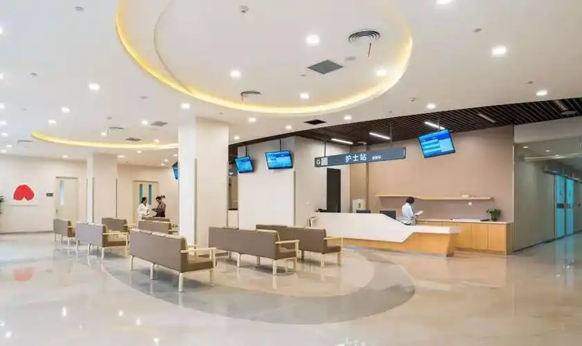 宽敞明亮的门诊大厅用具齐全的配餐间