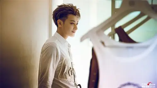 黄子韬亮相巴黎时装周 hold住阔腿裤长腿任性!