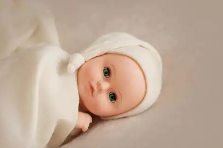 婴儿娃娃玩具照片在一个新生的风格.照片