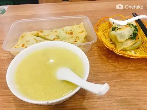 小米粥,韭菜盒子和葱油饼的早餐,还有前天晚上吃的饺子,北方算是真正