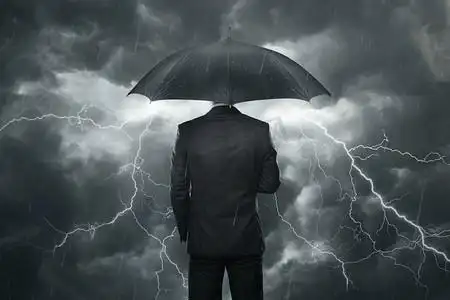 在电闪雷鸣的天空下打着伞的商人背影