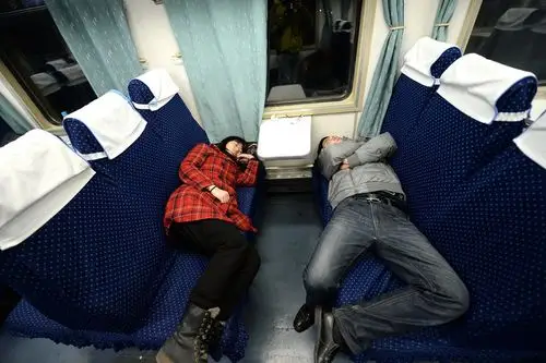 高铁抢客流k字头火车硬座车厢遇冷