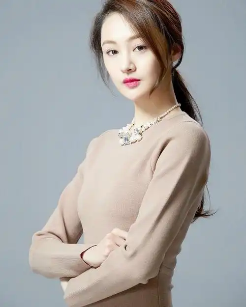 郑爽最新照片曝光,鼻子终于恢复了:从"格格巫"变成了小仙女