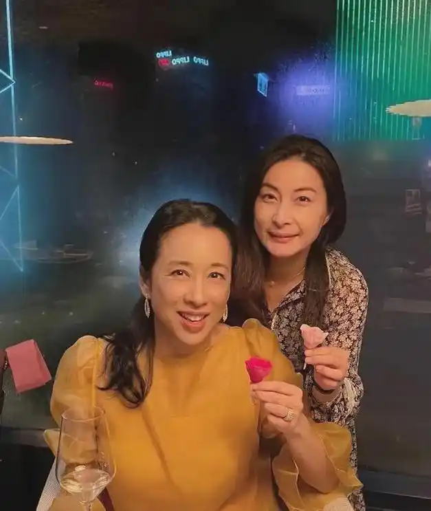 霍家三兄弟为朱玲玲庆生儿媳郭晶晶比婆婆还显老霍启山颜值高