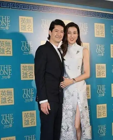 面对镜头非常紧张,在接受媒体采访的时候,钟嘉欣会将手搭在老公胸口