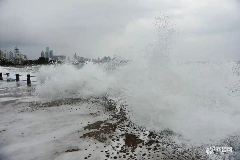 台风"温比亚"影响青岛 海边掀大浪各大海水浴场临时关闭
