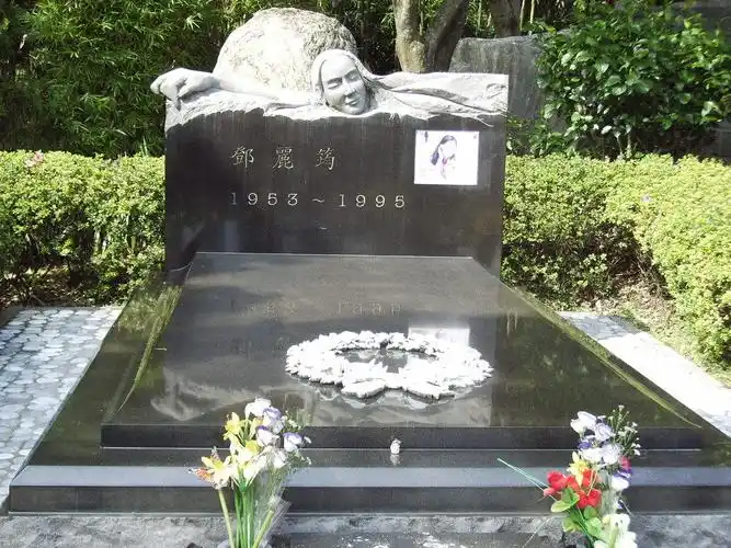 最让大家念念不忘的,估计还是邓丽君啊,邓丽君的墓碑非常的简单,但是