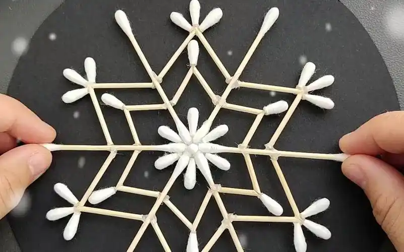 用家里的棉签,和孩子一起做一片漂亮的小雪花吧!快来试试吧