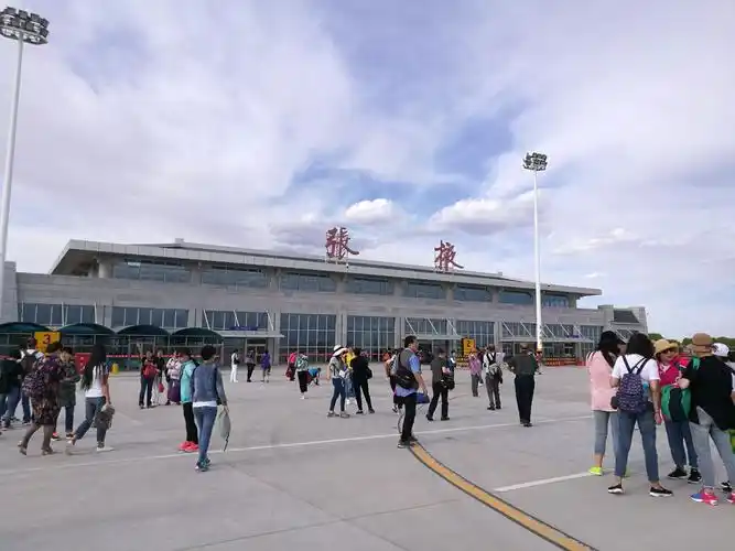 张掖机场非常小,同行的张老师说,停机坪与候机大厅就是一室一厅