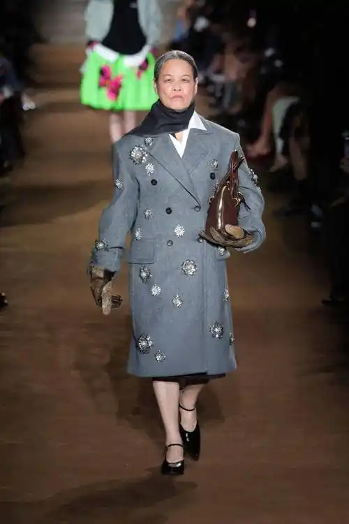 退休医生覃阿姨火到了巴黎!70岁上t台走秀,与刘雯同台不输气场