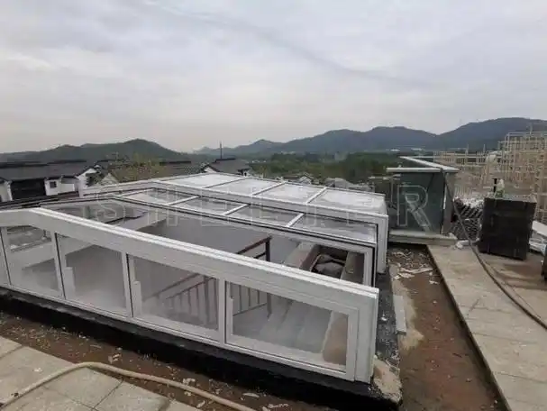 屋顶楼梯口搭建伸缩采光顶是目前市场上创新的设计方案,常年开着采光