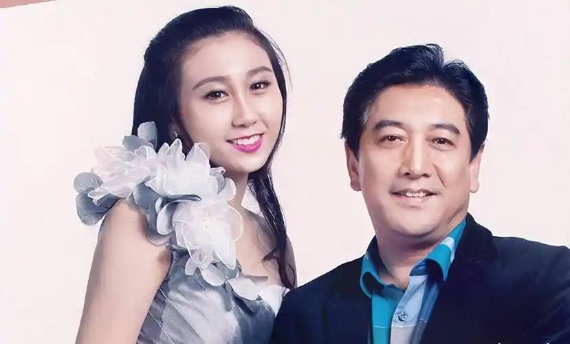 现身加拿大和富婆合影惹争议!_水亦诗_工作_一大