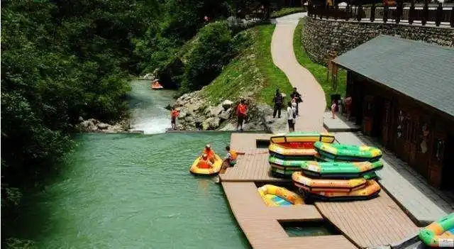 重庆清爽周末耍水漂流首选南川神龙峡漂流