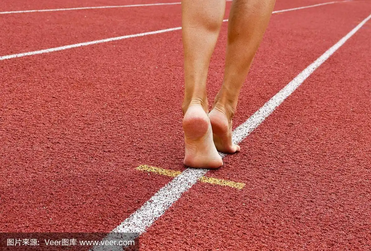 如果我们坚持每天踮脚走路,就可以与大脑保持直接联系,刺激腿部肌肉