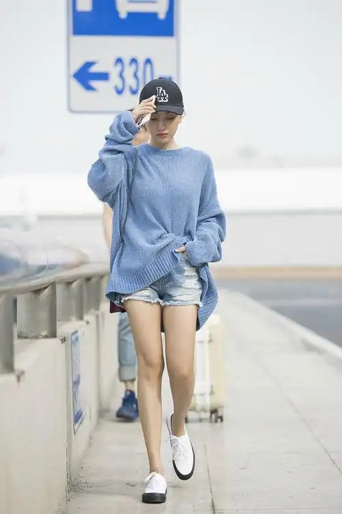 杨蓉穿搭赏析:1)杨蓉的这一身造型,颜色的搭配十分成功,从头顶的帽子