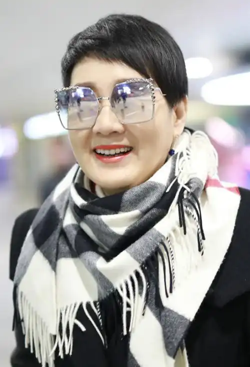 57岁张凯丽墨镜遮面潮范足 显干练"丈母娘"气场