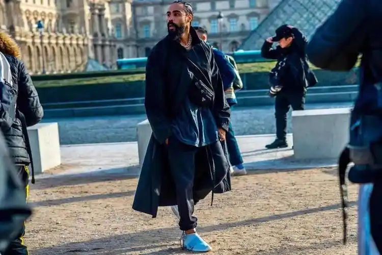 jerry lorenzo 的原因,从 fear of god 自家的军靴到 vans 的联名,都