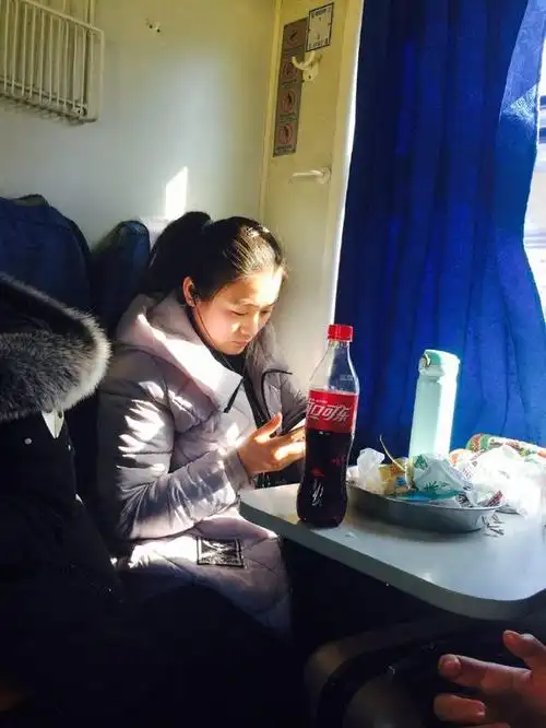 春运回家过年,来看看火车上的纪实照片!