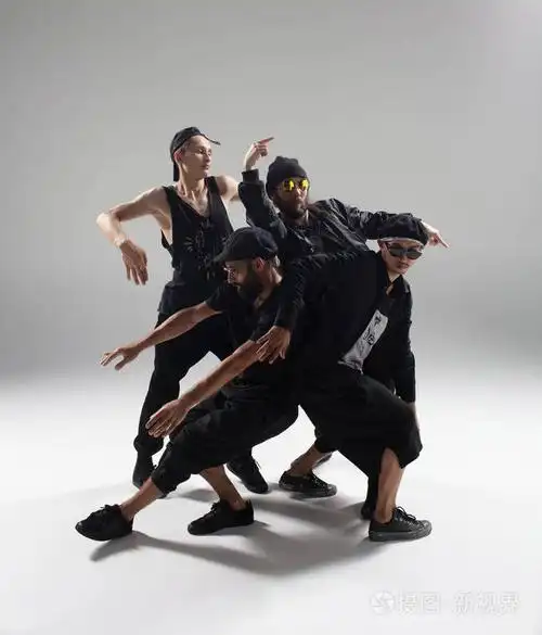 嘻哈舞者在摄影工作室移动和跳跃