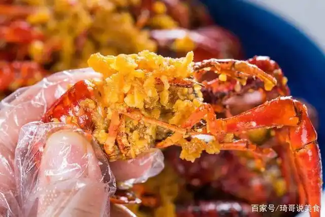 小龙虾头里是虾黄还是虾屎?很多人吃错真可惜,大厨教你正确吃法
