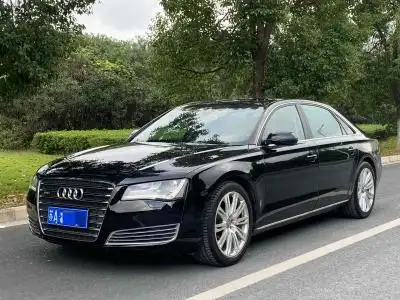 新款的奥迪a8跑了七万估计在60万左右,至于老款的奥迪a8就不好说了,十