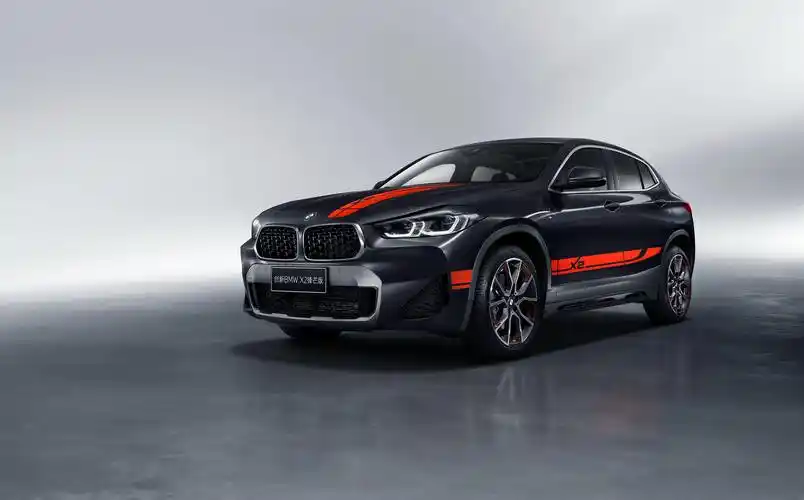 贯穿车身的黑色拉花设计,结合轮毂配套的黑色配饰,整体低调而不失风格