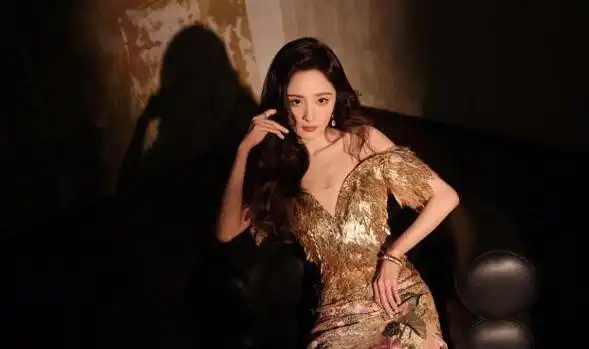 杨幂秀身材没输过金色抹胸长裙凸显曼妙身姿让人为之倾倒