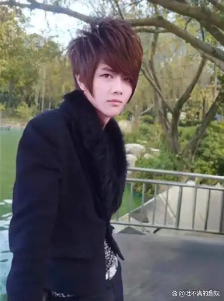 笑拥了贵州街头重现杀马特80后痛哭青春回来了可发量没了