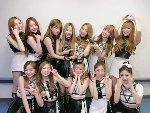 宇宙少女获首个新人奖与sistar同台演绎