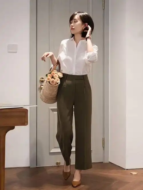 浅蓝色的衬衫和白色的牛仔裤搭配在一起,也是非常的好看,大家看下面这