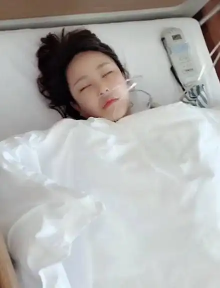 果不其然,近期,猫妹妹就在社交平台晒出自己的近照,正躺在医院的病床