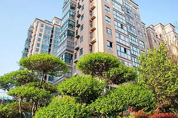 明亮整洁的小区环境_全景网