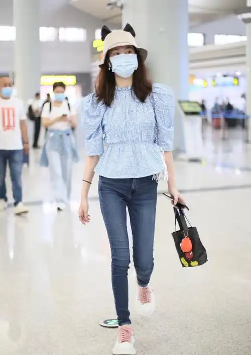 她选秀第4名,现比冠军还要红,穿复古上衣配牛仔裤,美腿太抢镜