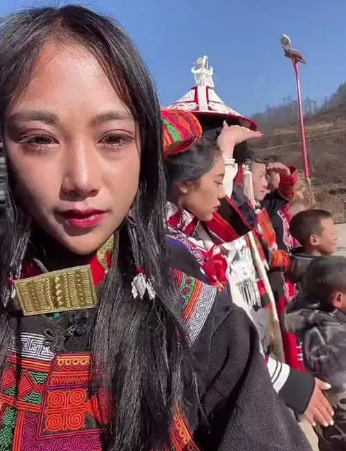 19岁女网红凉山孟阳被曝整容名媛照曝光靠卖惨吸粉百万