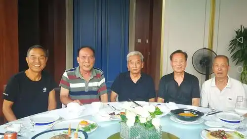 2020年八一黄振海在他的华海酒店邀请老战友们小聚.