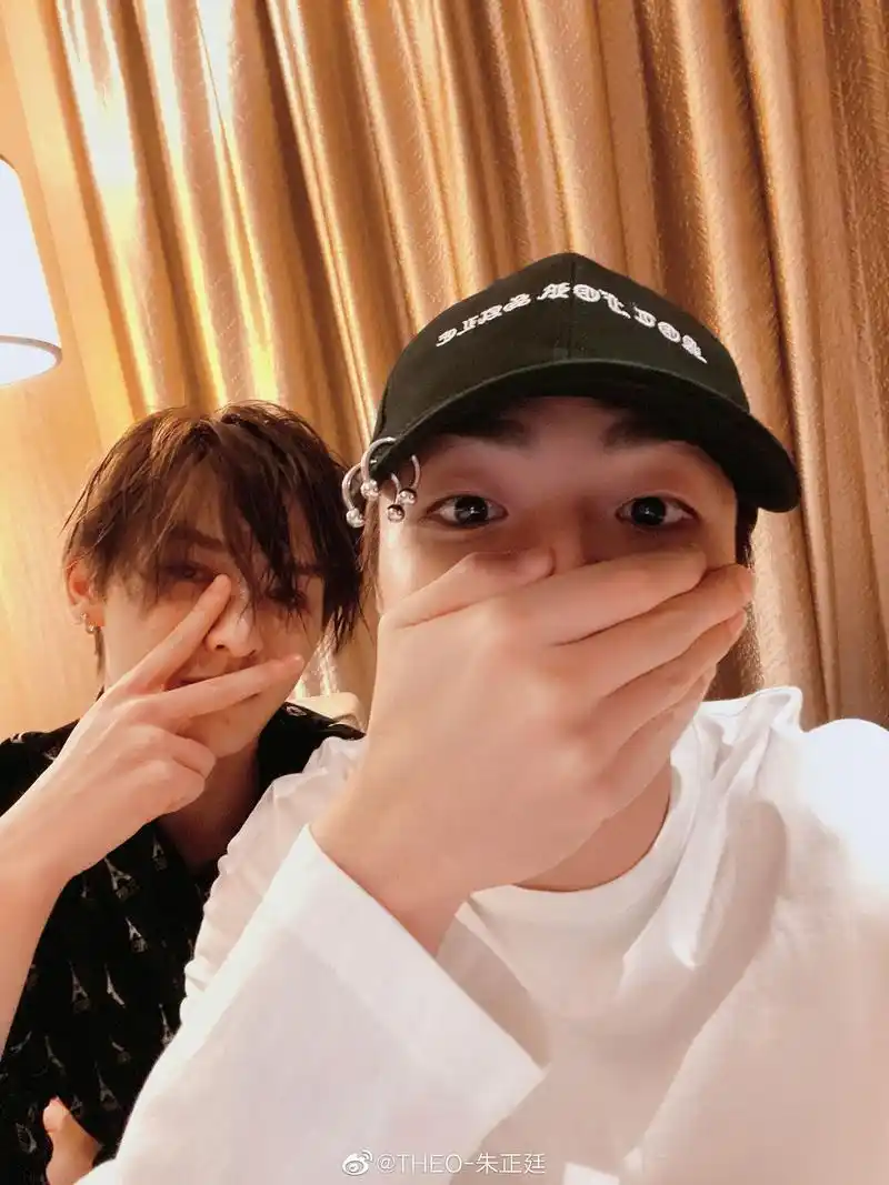 朱正廷深夜更博晒和成员们的合照 未来也请多多关照