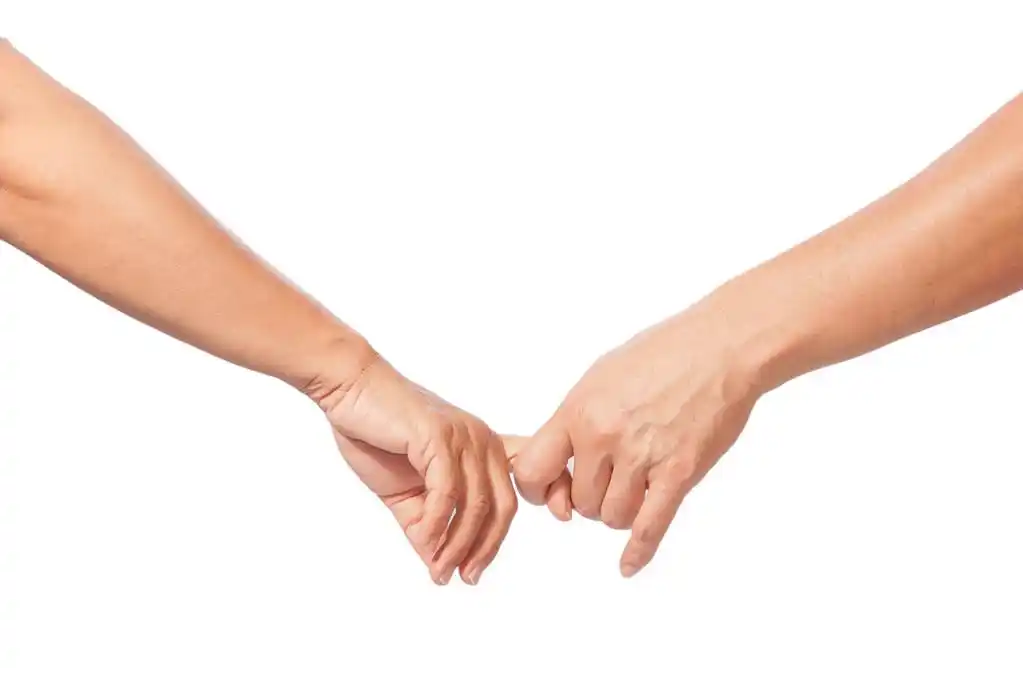 在一起,男人和女人在一起勾勾手指头