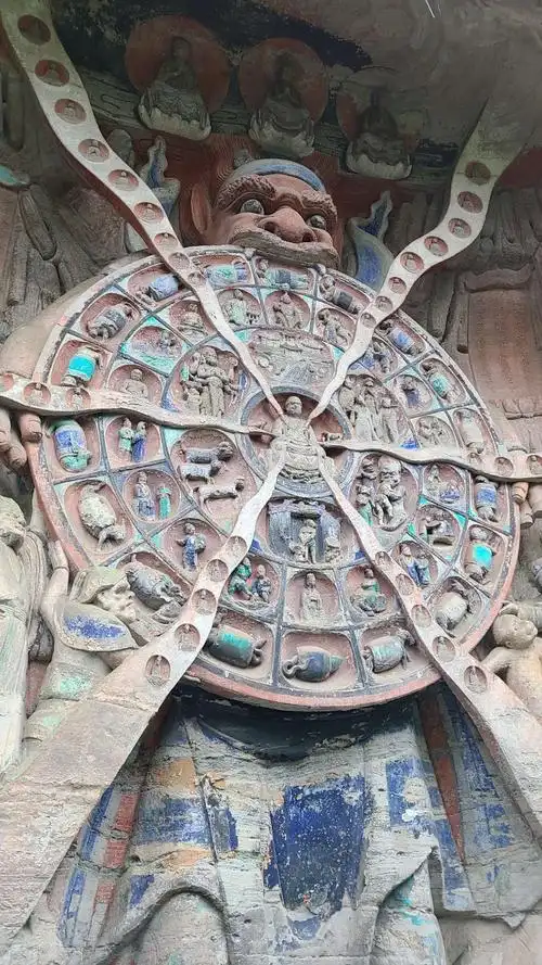 这是重庆大足石刻的轮回图,轮盘转到哪里天注定,随遇而安吧