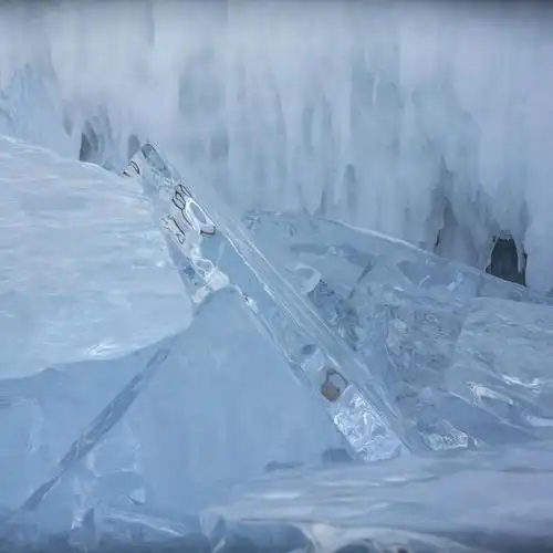 贝加尔湖的冰,让你认识一个奇幻的冰雪世界.